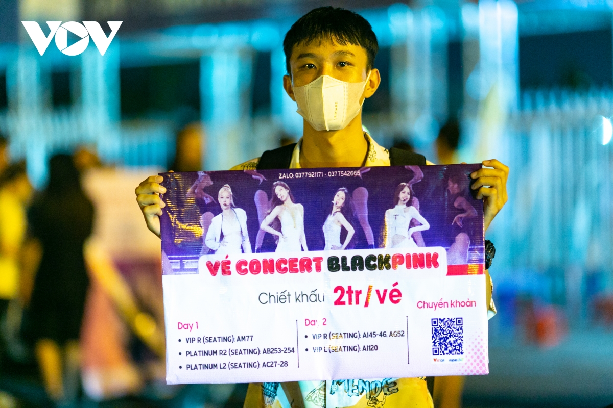 Sát show diễn Blackpink, dân phe vé đổ bộ sân vận động Mỹ Đình