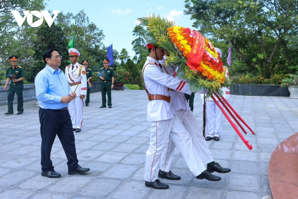 thu tuong pham minh chinh vieng nghia trang liet si tai thua thien hue va quang tri hinh anh 1