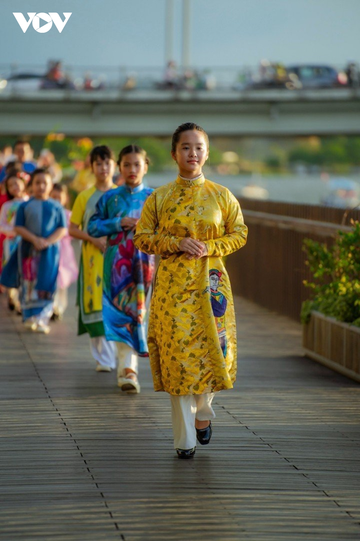 ngam nhung ta ao dai tha thuot tren cau go lim song huong hinh anh 8