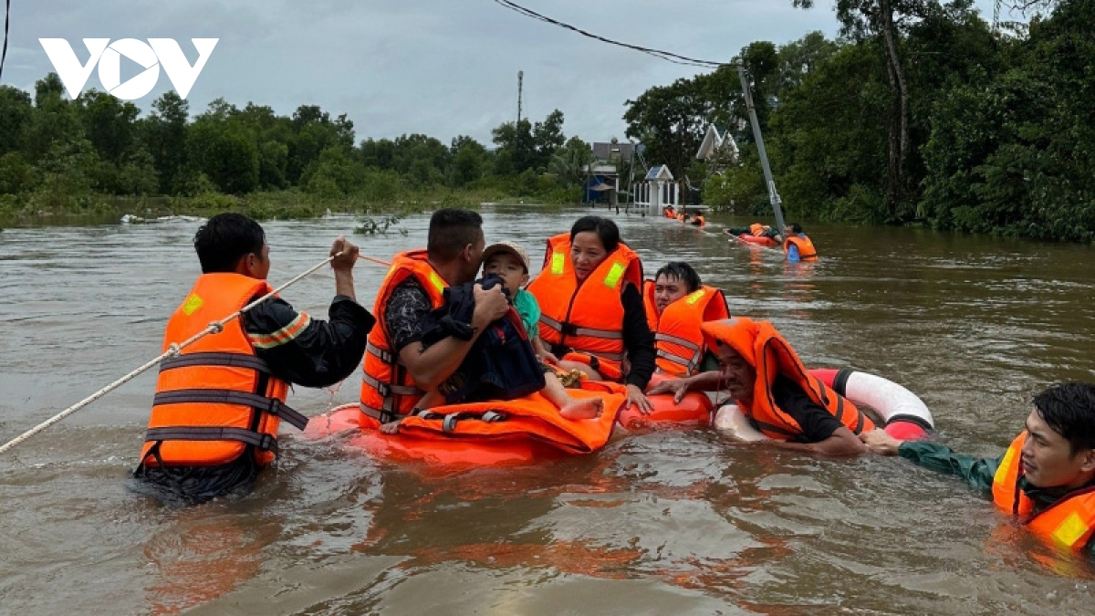 100 chien sy xuyen dem ho tro, so tan dan tren dao phu quoc bi ngap lut hinh anh 1