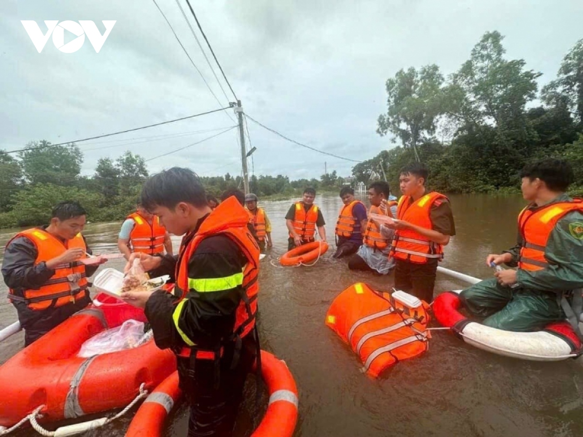 100 chien sy xuyen dem ho tro, so tan dan tren dao phu quoc bi ngap lut hinh anh 2