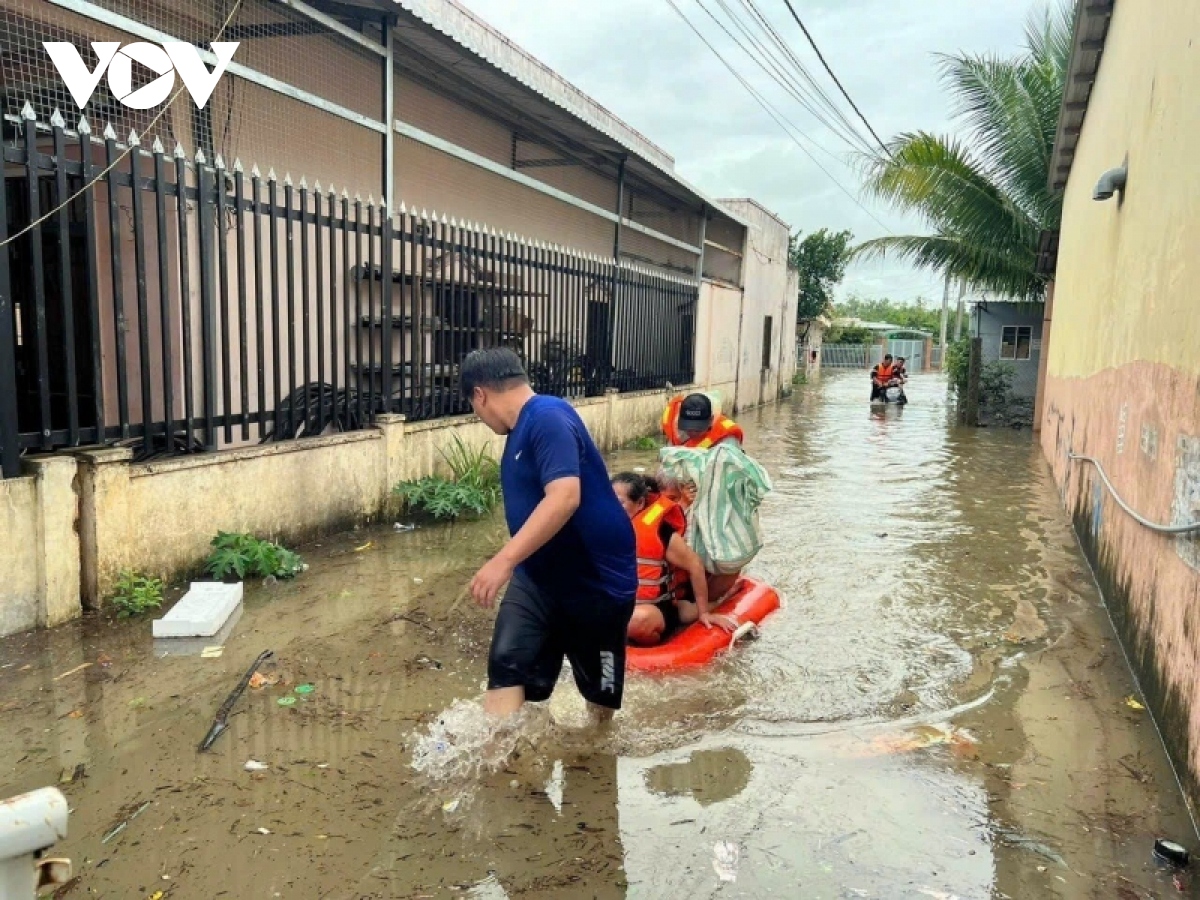 100 chien sy xuyen dem ho tro, so tan dan tren dao phu quoc bi ngap lut hinh anh 3