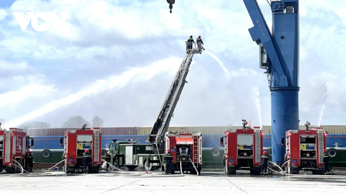 hang tram nguoi dien tap tinh huong chay sa lan cho 40 container o cang an son hinh anh 1