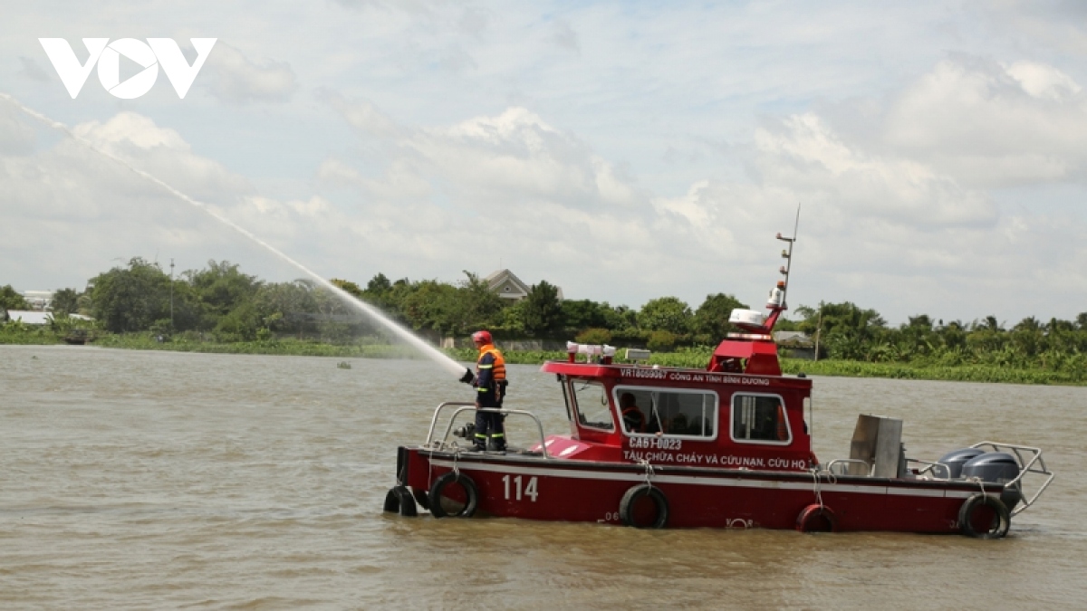 hang tram nguoi dien tap tinh huong chay sa lan cho 40 container o cang an son hinh anh 4