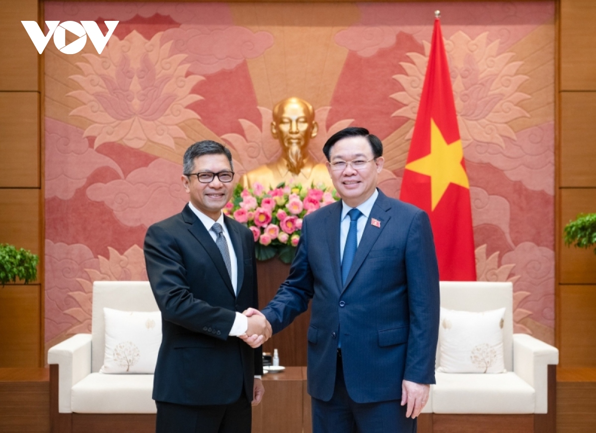 chủ tịch quốc hội vương Đình huệ tiếp các Đại sứ indonesia và iran hình ảnh 1 chu tich quoc hoi vuong Dinh hue tiep cac Dai su indonesia va iran hinh anh 1