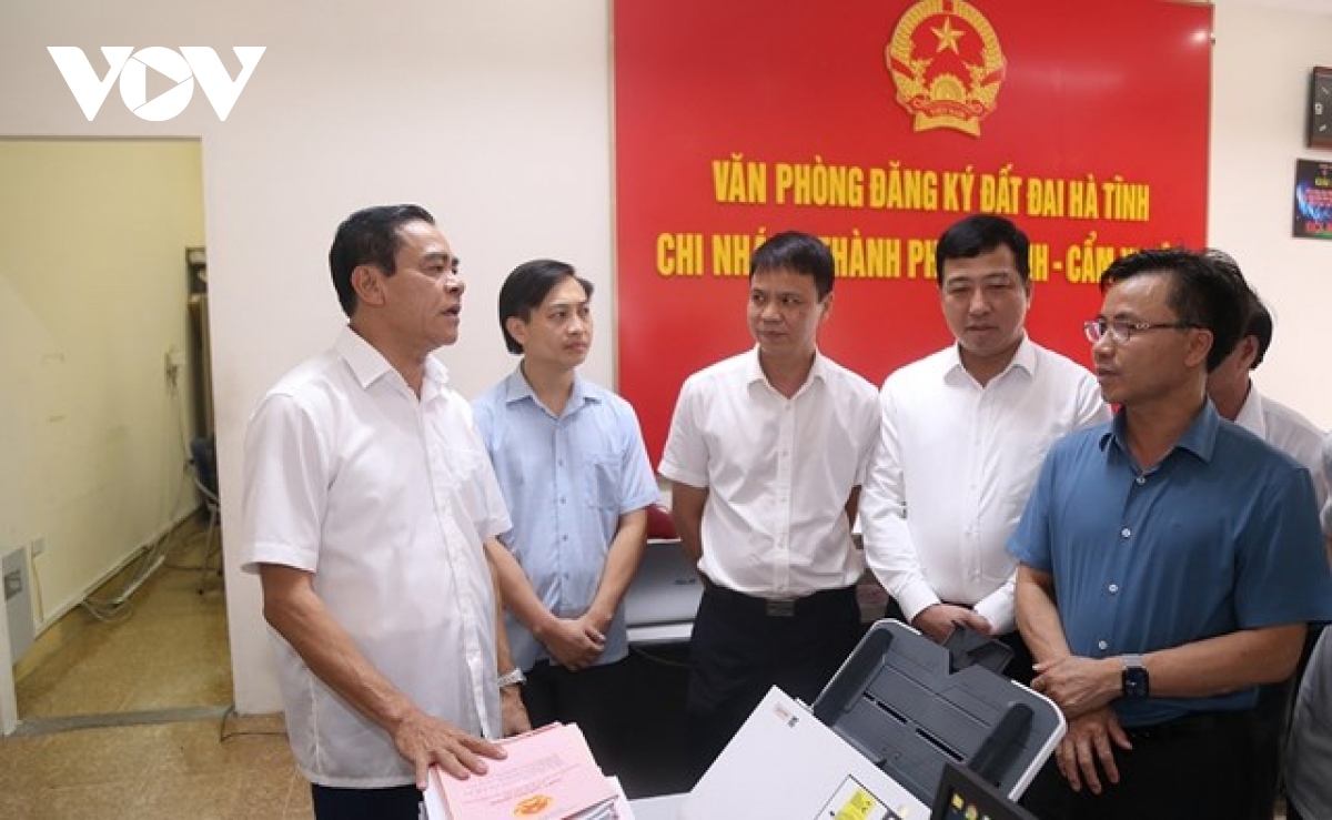 chu tich ha tinh nhan gan 1000 cuoc goi, tin nhan sau 1 ngay cong bo sDt ca nhan hinh anh 2