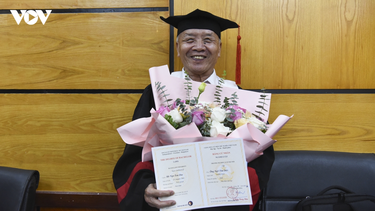 Sinh viên 78 tuổi xúc động nhận bằng cử nhân Luật