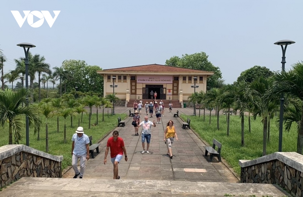 du lich hoai niem ve chien truong xua va dong doi hinh anh 5