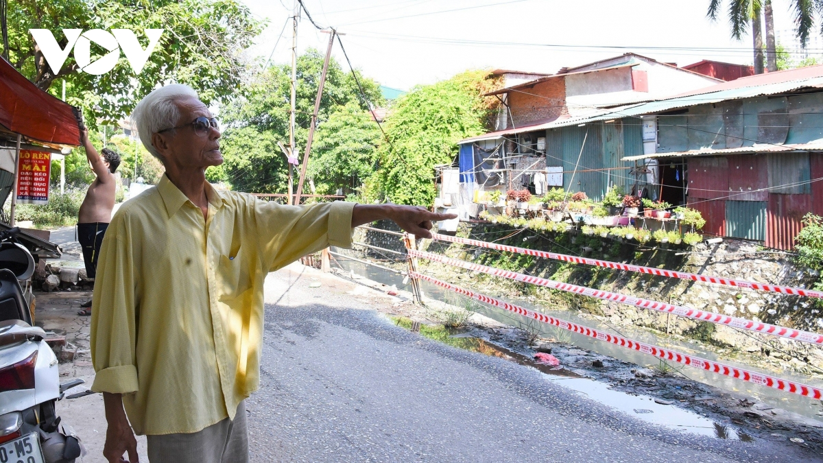 Lan can an toàn dọc bờ sông ở Hà Nội có cũng như không