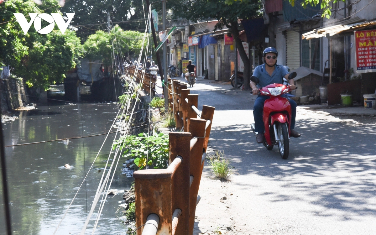 lan can an toan doc bo song o ha noi co cung nhu khong hinh anh 1