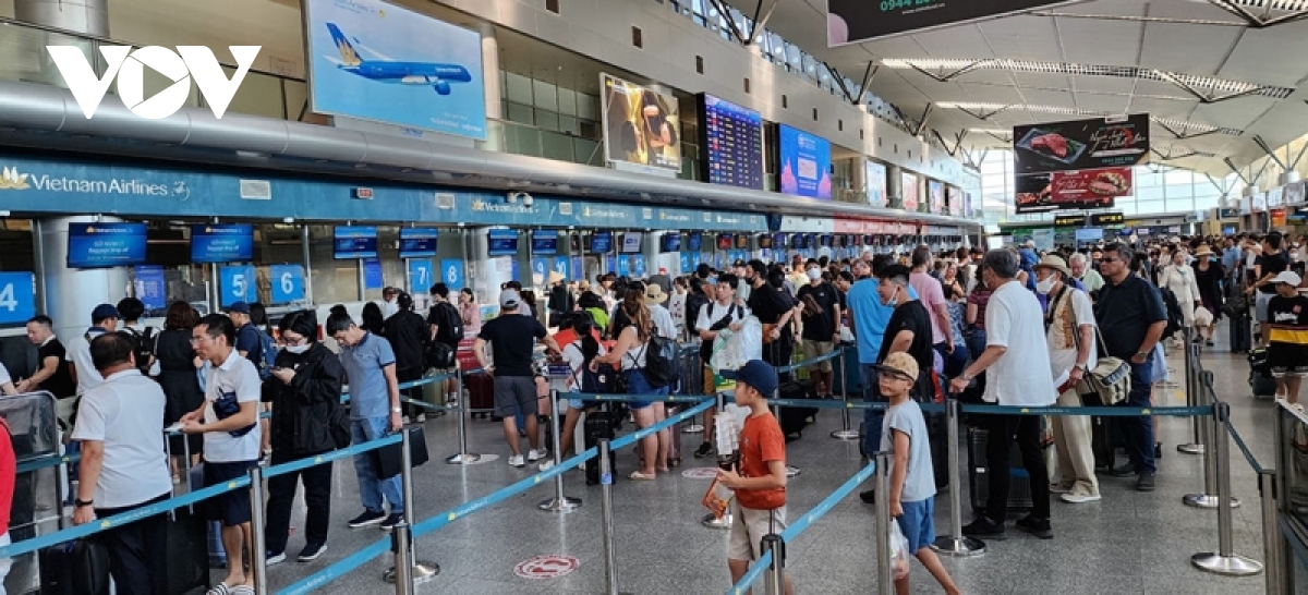 sau le hoi phao hoa, san bay Da nang qua tai hinh anh 2