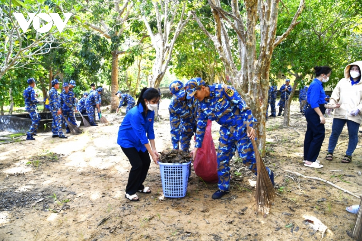 lu doan 127 tham, tang qua gia dinh chinh sach o phu quoc hinh anh 3