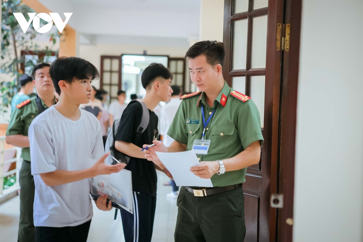 Thí sinh hồi hộp làm thủ tục dự thi đánh giá của Bộ Công an
