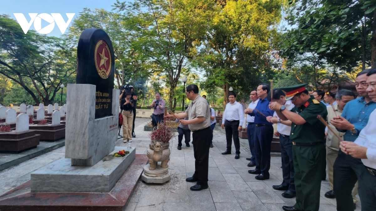 thu tuong pham minh chinh vieng nghia trang liet si tai thua thien hue va quang tri hinh anh 8