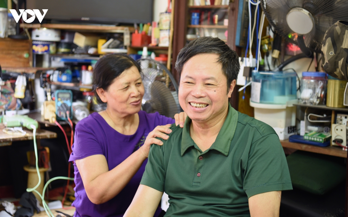 Chuyện tình cảm động của người thương binh liệt nửa người và cô điều dưỡng tảo tần