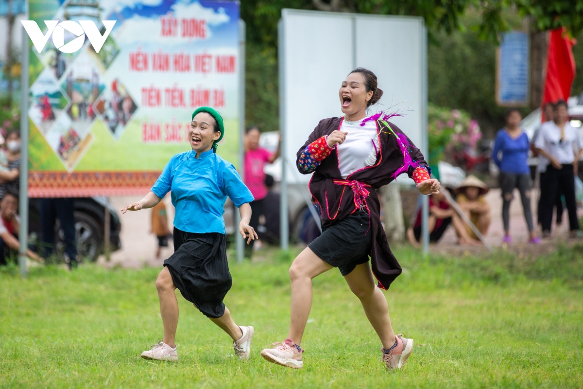 ve cho phien ha lau xem chi em san chi mac vay da bong hinh anh 2