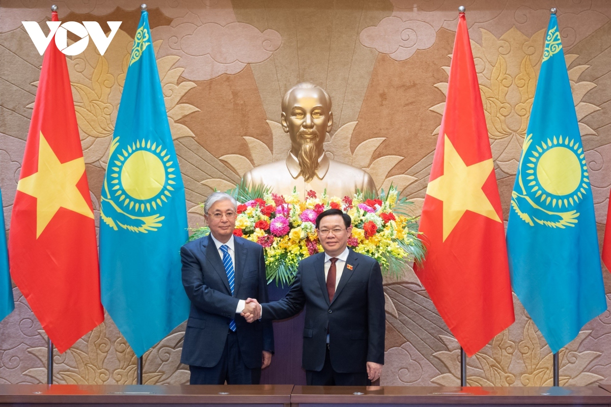 Chủ tịch Quốc hội Vương Đình Huệ hội kiến Tổng thống Cộng hòa Kazakhtan