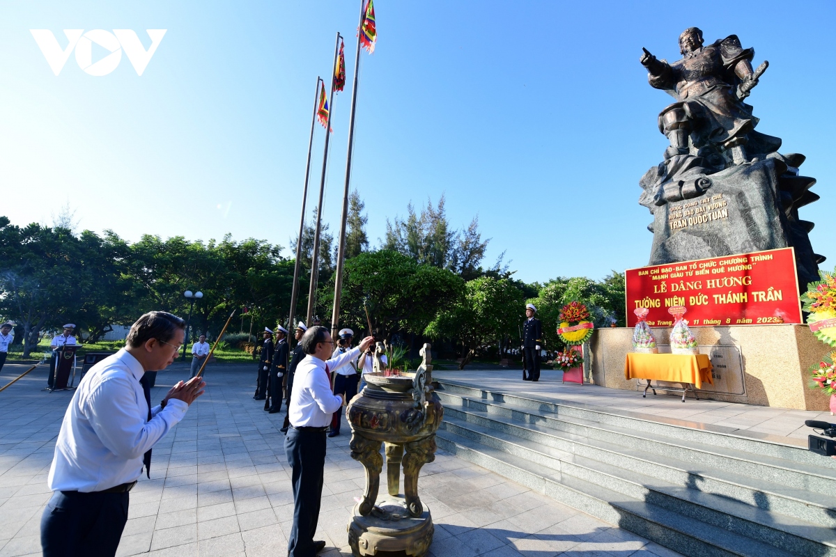 lanh dao vov va tinh khanh hoa dang huong tuong niem cac anh hung liet sy hinh anh 4