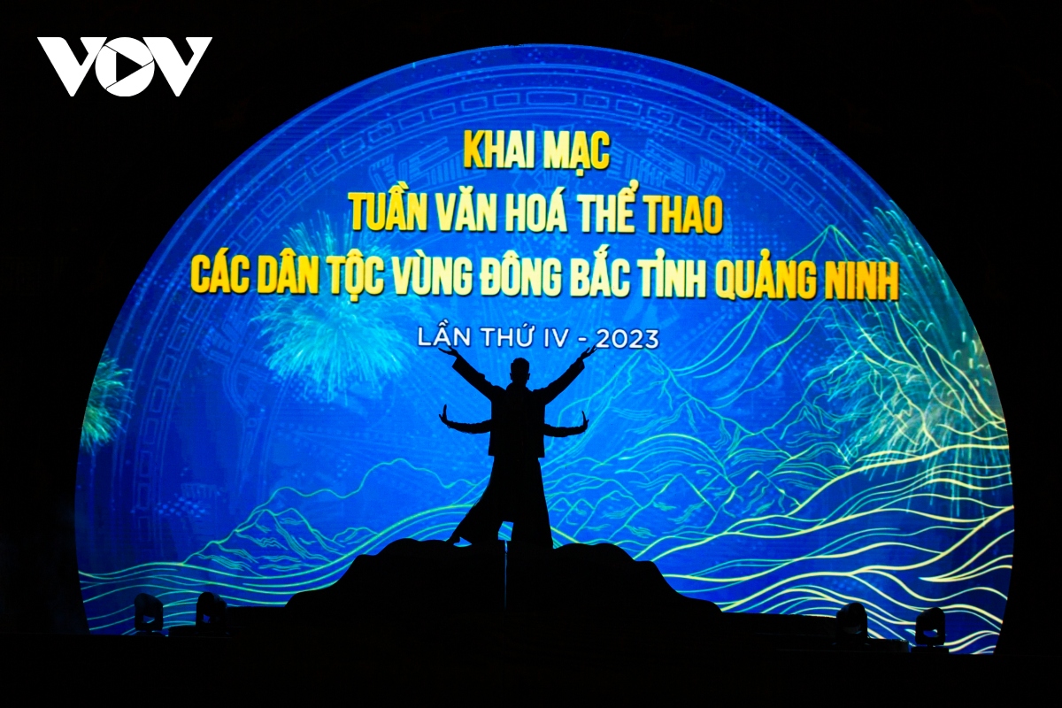ruc ro sac mau cac dan toc vung Dong bac hinh anh 4