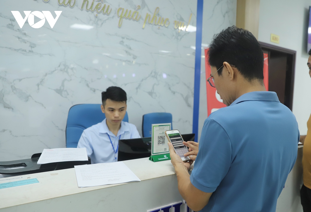 Người làm thủ tục hành chính công tại các Trung tâm cấp huyện và cấp tỉnh tại Quảng Ninh thực hiện thanh toán hoàn toàn không dùng tiền mặt từ 1/7
