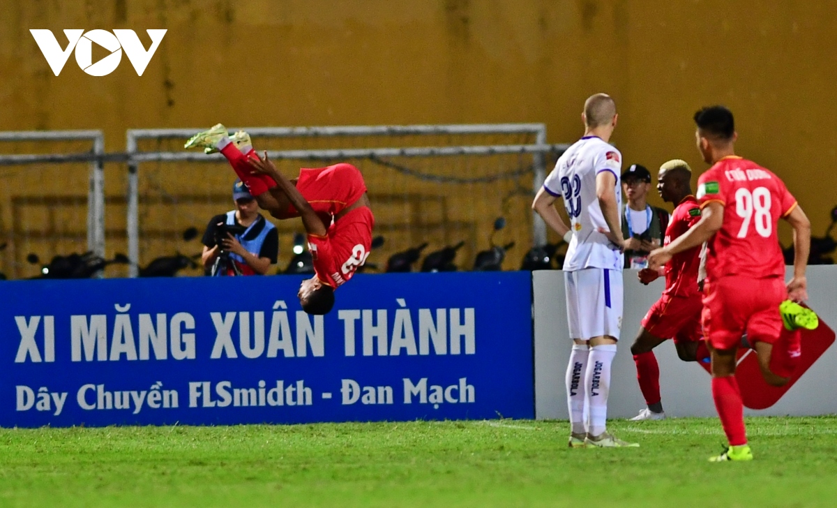 hinh anh kem vui o hang Day trong ngay clb cahn thang 2-1 ha noi fc hinh anh 9