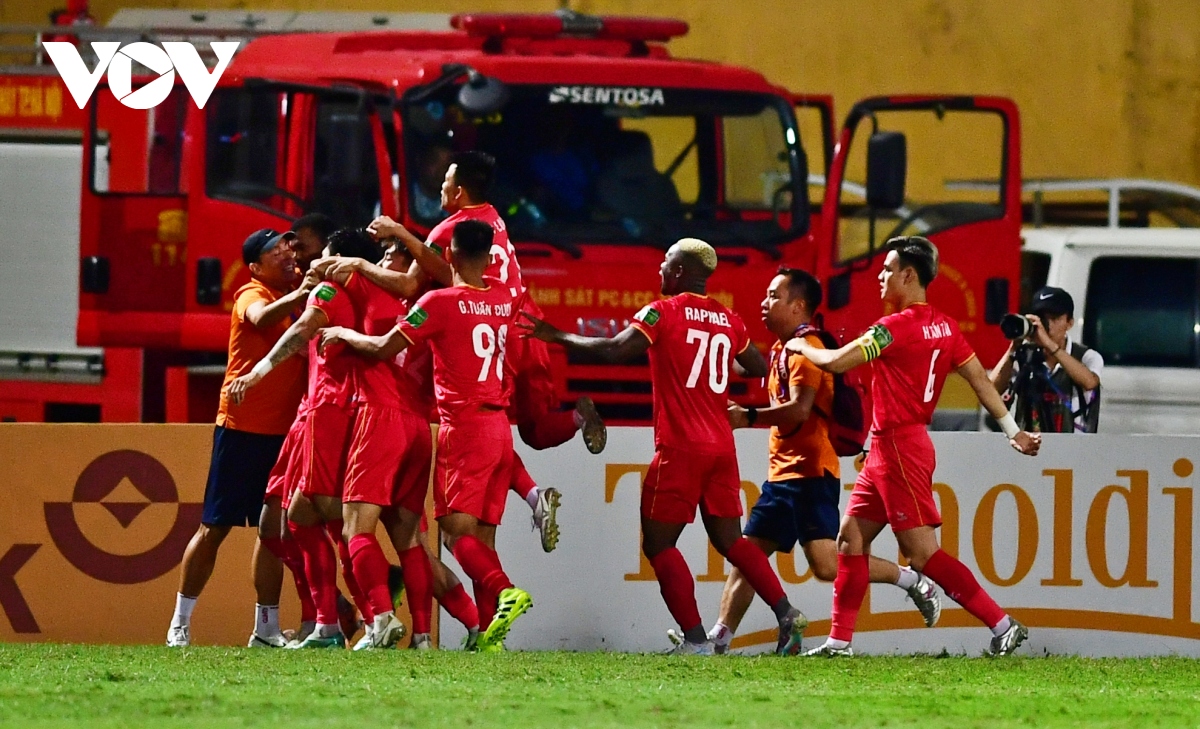 hinh anh kem vui o hang Day trong ngay clb cahn thang 2-1 ha noi fc hinh anh 10