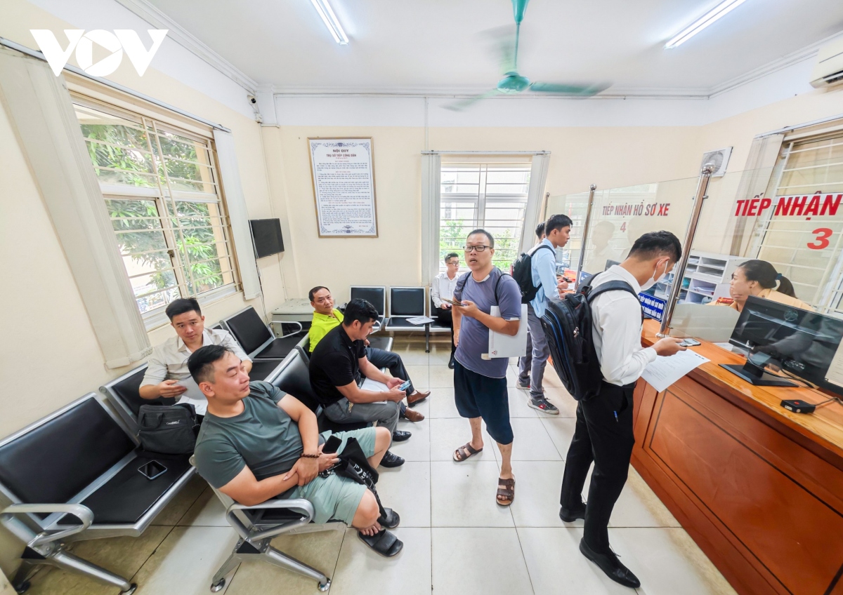 nguoi ha noi un un di lam thu tuc cap bien so dinh danh hinh anh 1