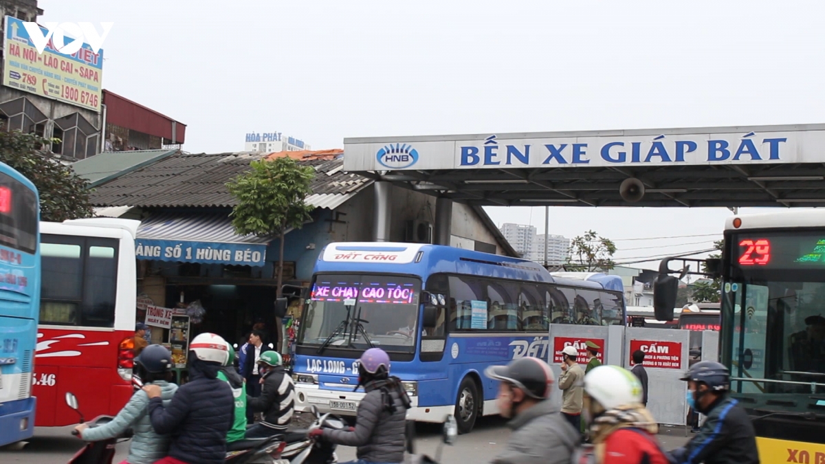 ha noi tam dung nhan tuyen xe khach moi tai giap bat, nuoc ngam hinh anh 3