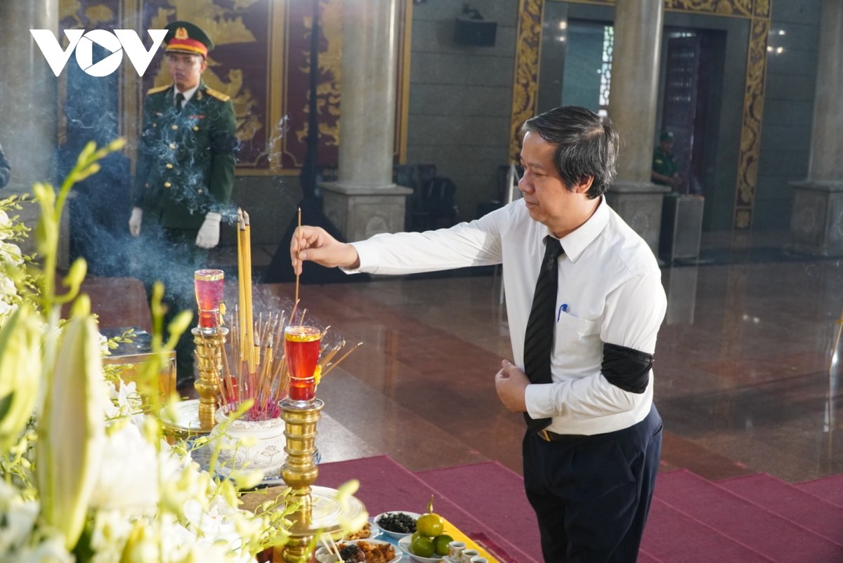 nhiều đoàn lãnh đạo, nguyên lãnh đạo viếng nguyên bộ trưởng gd-Đt trần hồng quân hình ảnh 5 nhieu doan lanh dao, nguyen lanh dao vieng nguyen bo truong gd-Dt tran hong quan hinh anh 5