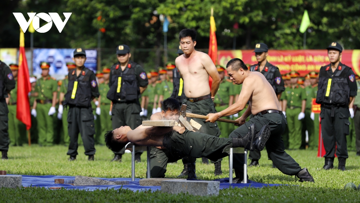 chien sy cong an tp.hcm bieu dien nam tren dao, tay khong chem gach hinh anh 8