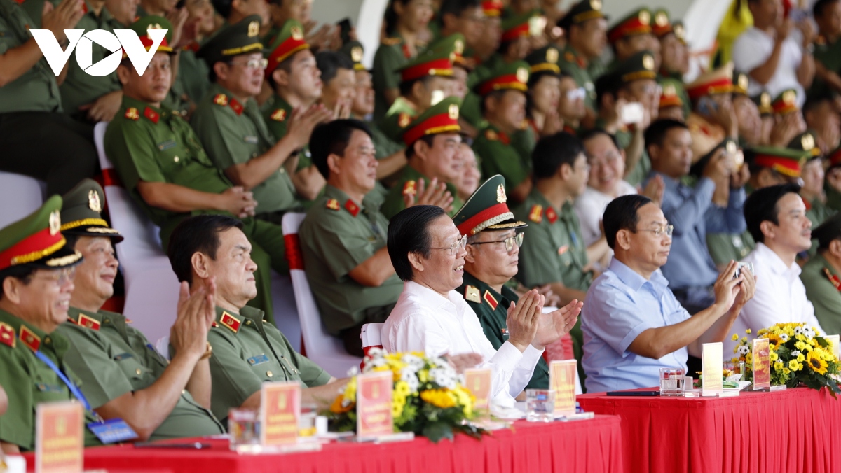 chien sy cong an tp.hcm bieu dien nam tren dao, tay khong chem gach hinh anh 13