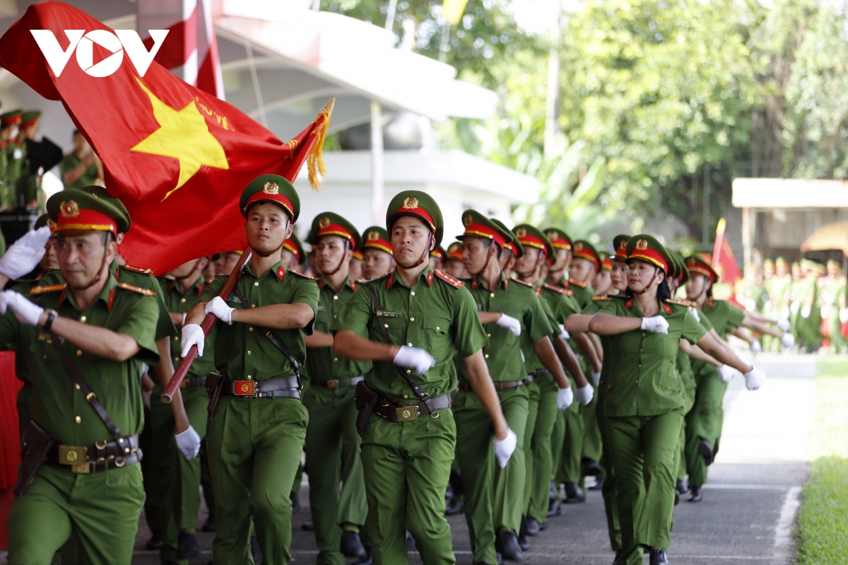 chien sy cong an tp.hcm bieu dien nam tren dao, tay khong chem gach hinh anh 14