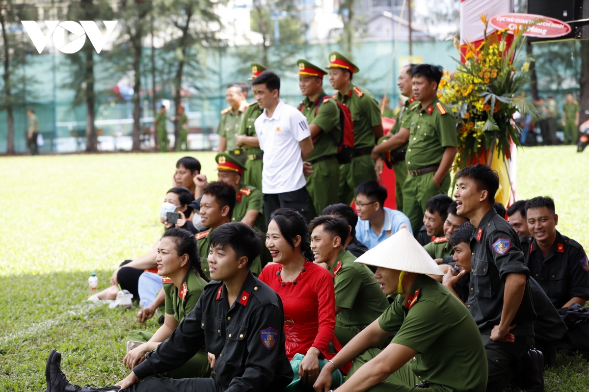 chien sy cong an tp.hcm bieu dien nam tren dao, tay khong chem gach hinh anh 23