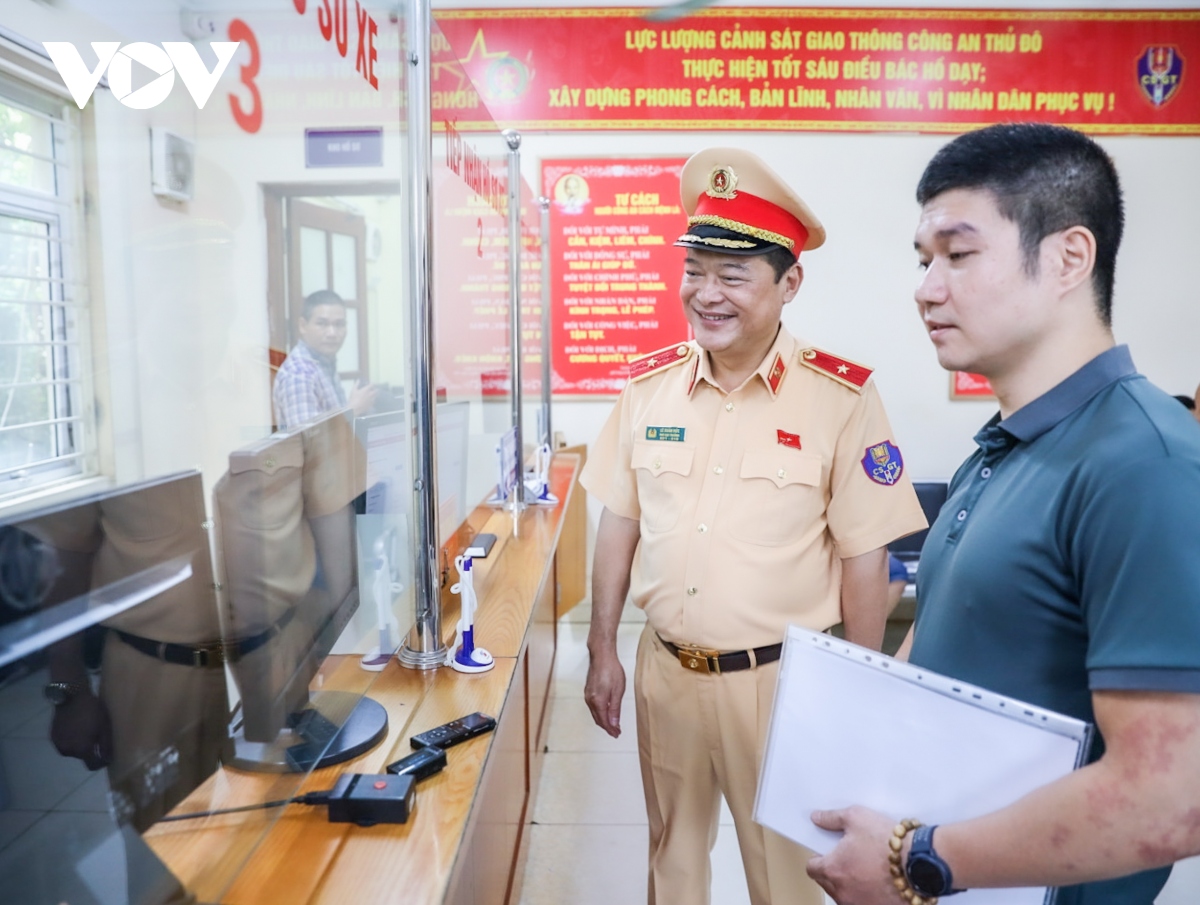 nguoi ha noi un un di lam thu tuc cap bien so dinh danh hinh anh 5