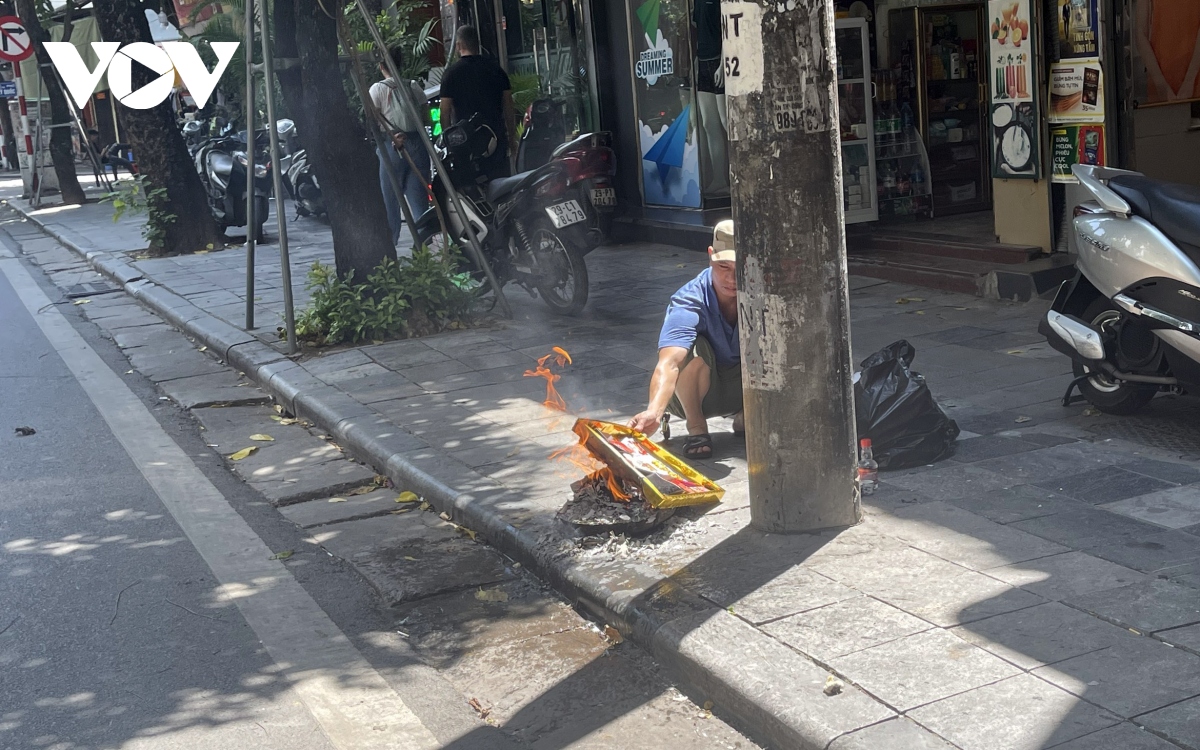 le vu lan, khoi vang ma mu mit tren nhieu tuyen pho ha noi hinh anh 4