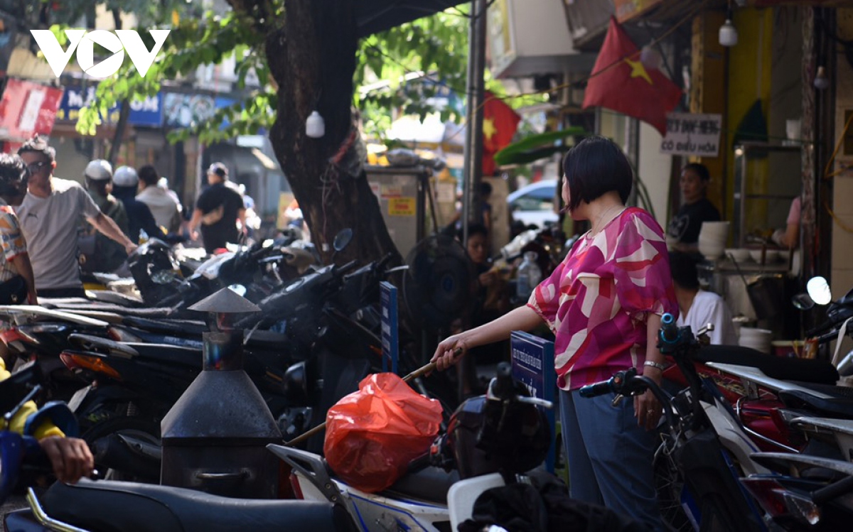 le vu lan, khoi vang ma mu mit tren nhieu tuyen pho ha noi hinh anh 10