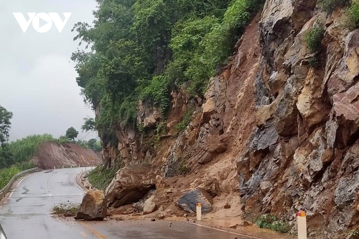 Nỗi lo sạt lở đá lăn trên các cung đường Tây Bắc