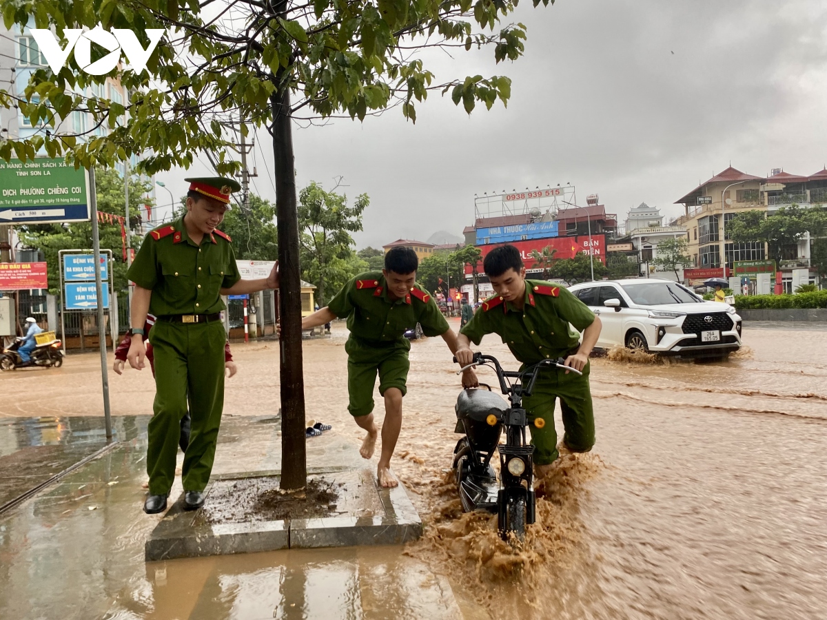 Hỗ trợ điều tiết giao thông tại các tuyến đường ngập lụt ở Sơn La
