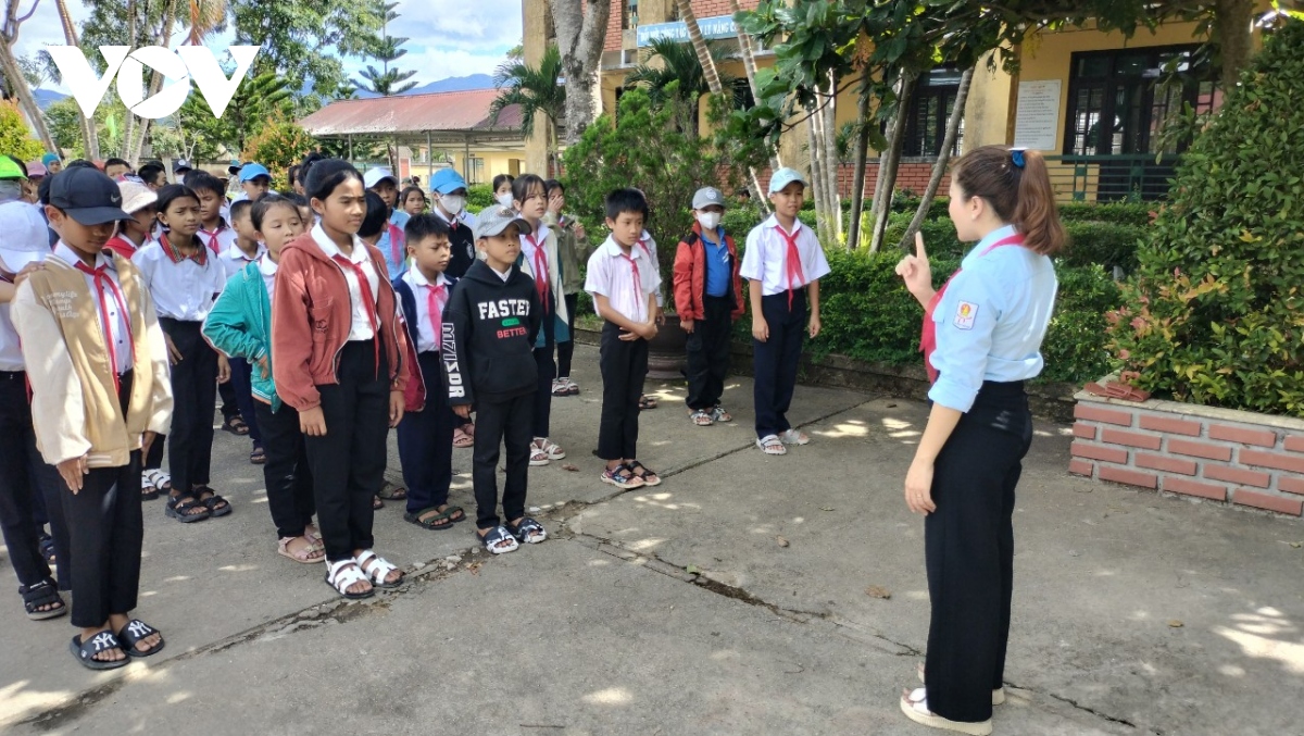 vung cao a luoi thua thien hue van dong hoc sinh den truong nam hoc moi hinh anh 1