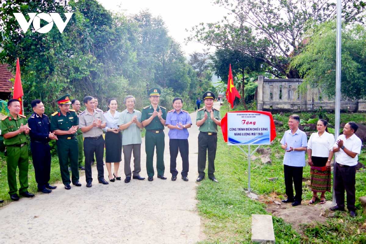 Thừa Thiên Huế trao 600 phần quà đến với người dân Lào