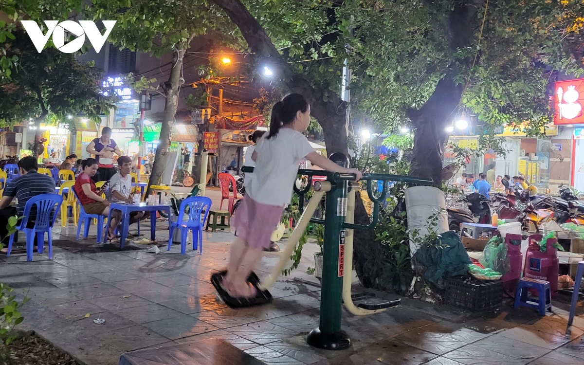 Hàng quán quây kín khu vực hồ Phú Diễn (Hà Nội), trẻ em mất chỗ vui chơi