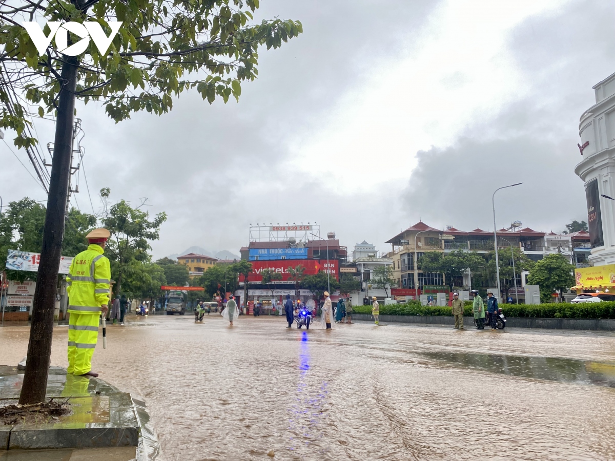 Hỗ trợ điều tiết giao thông tại các tuyến đường ngập lụt ở Sơn La