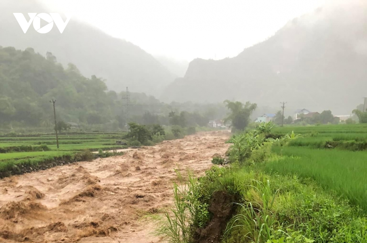 Mưa lũ tại Sơn La làm 1 người mất tích, nhiều nhà dân phải di dời khẩn cấp