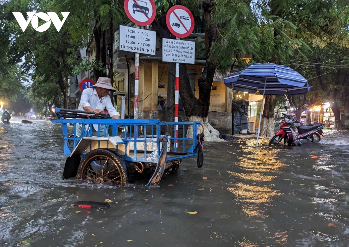 Quảng Ngãi mưa lớn đầu mùa, nhiều tuyến đường ngập sâu