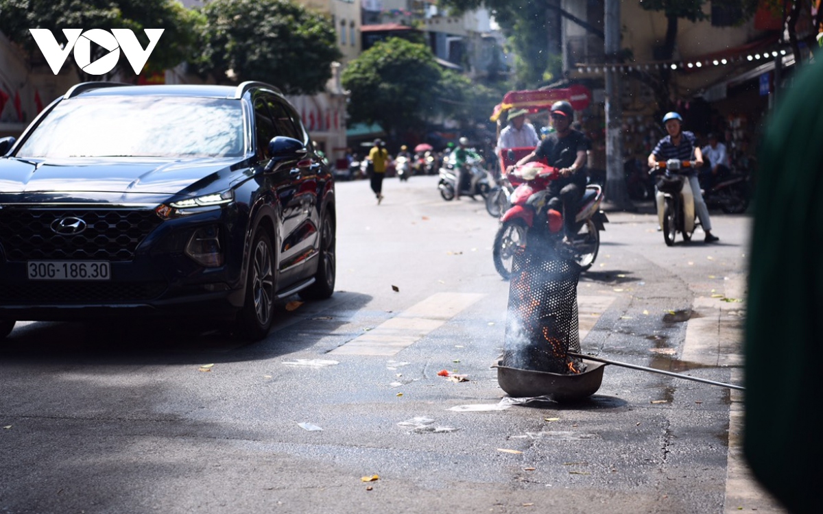 Lễ Vu Lan, khói vàng mã mù mịt trên nhiều tuyến phố Hà Nội - Ảnh 6.