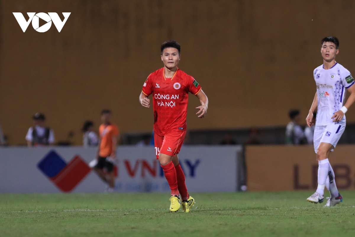 Hành động đẹp của Quang Hải sau trận CLB CAHN 2-1 Hà Nội FC