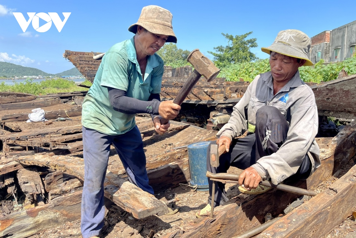 nhung chiec tau ca tien ti bi dem ban ve chai hinh anh 5