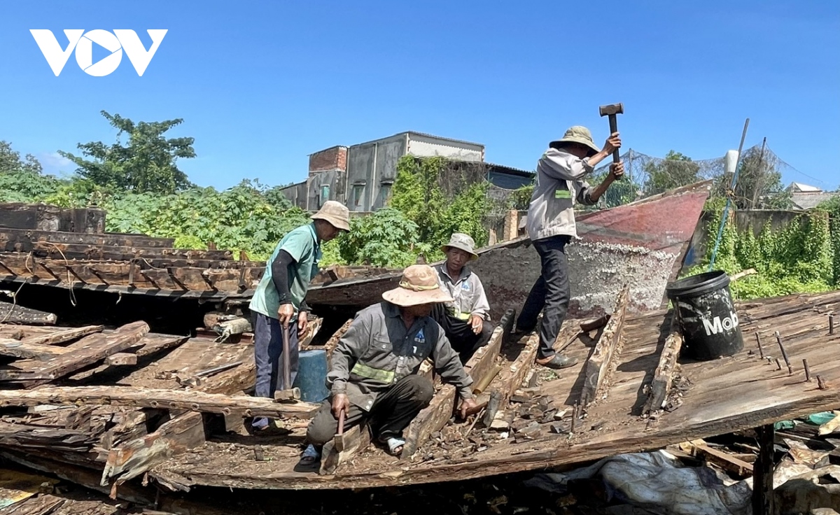 nhung chiec tau ca tien ti bi dem ban ve chai hinh anh 3