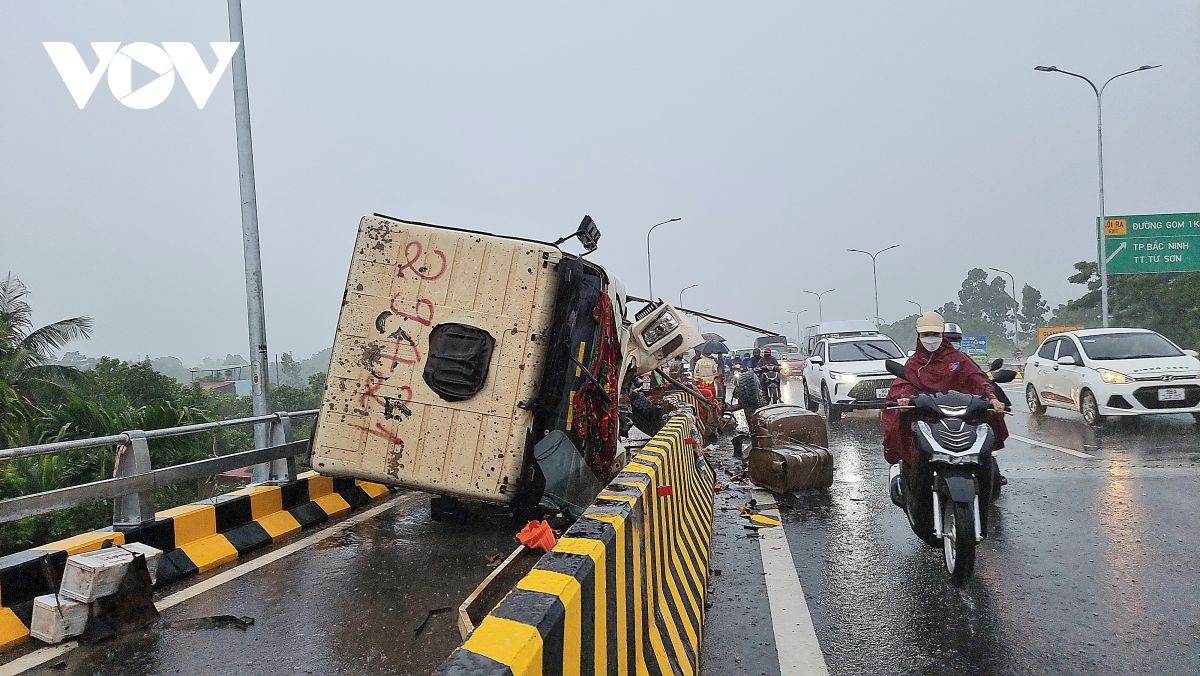 xe bon dam dai phan cach tren cau nhu nguyet bac ninh roi lat ngua hinh anh 1