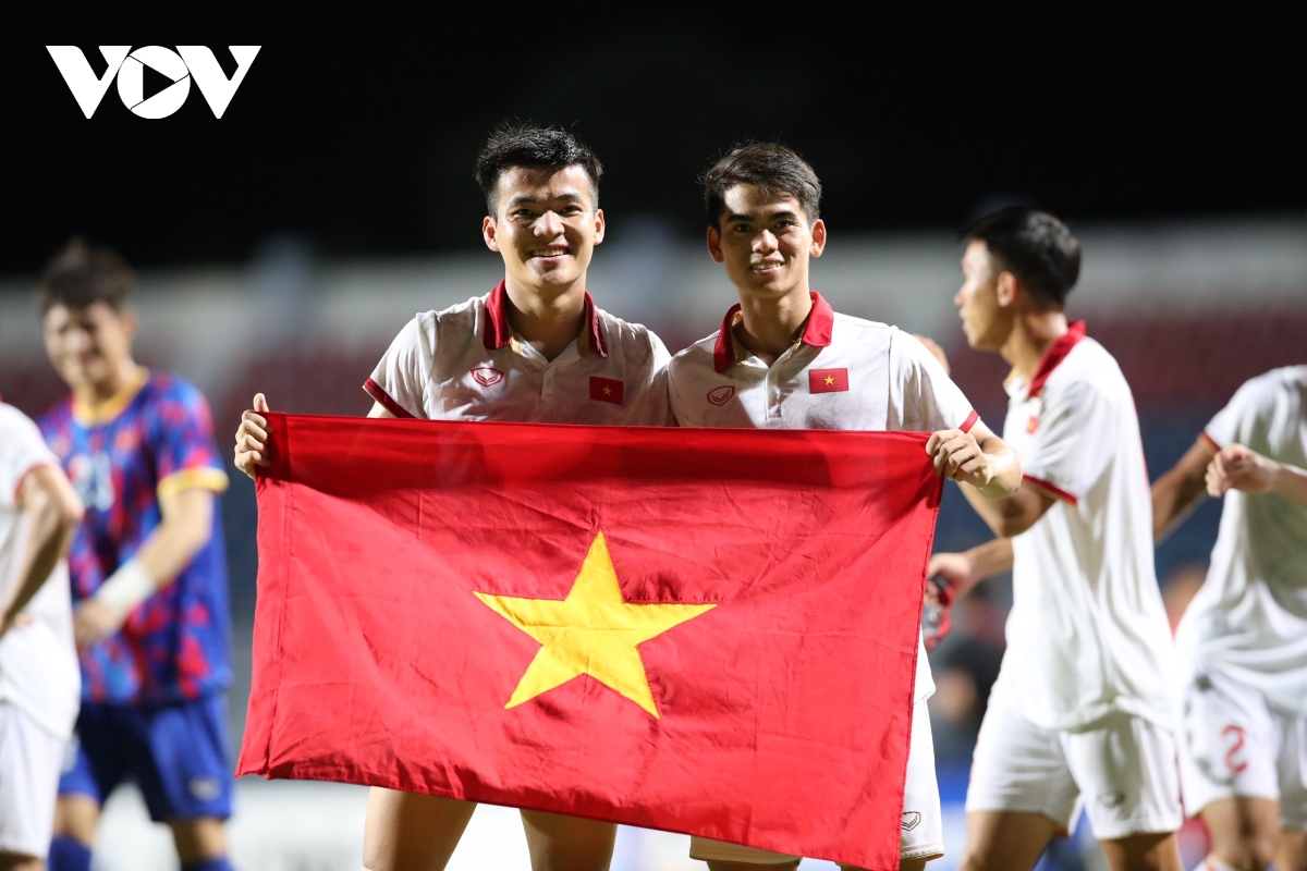 u23 viet nam nang cup vo dich u23 Dong nam A, an mung cung nguoi ham mo hinh anh 4